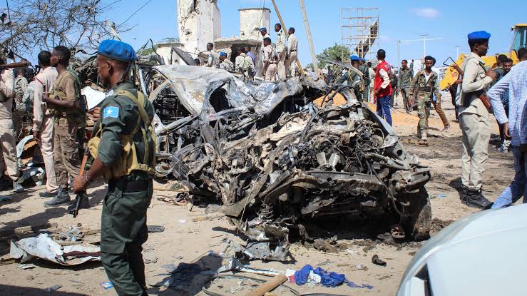 Bomb explodes near Somalia parliament