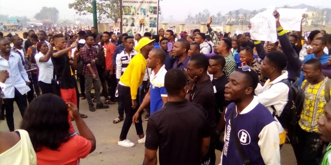 BREAKING: Students shut Delta poly, block Ughelli/Asaba Expressway